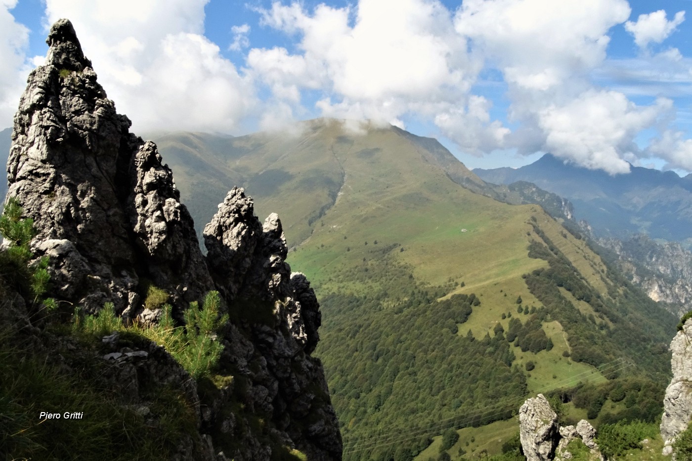 50 Ripido il sentiero nel valloncello tra pareti e guglie rocciose.JPG